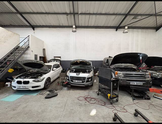 222M² WAREHOUSE TO LET IN GEORGE PARK
